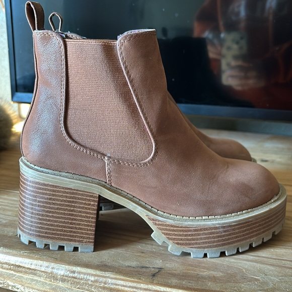 MIA Chelsea Boot - Picture 2 of 4